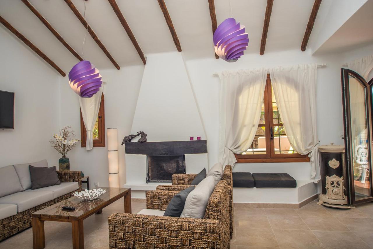 Villa Mediterránea: Spacious Luxury With Sea Views Atamaria
